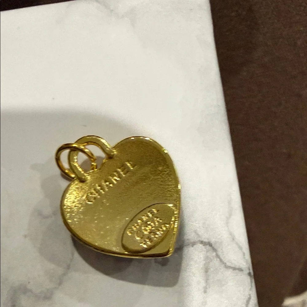 CHANEL Black and Gold Heart charms - Picture 6 of 7